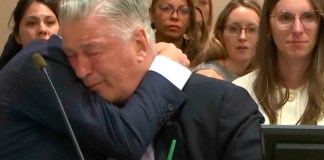 El actor Alec Baldwin llora después de que la jueza desestimara el caso de homicidio involuntario por la muerte, en 2021, de la cinefotógrafa Halyna Hutchins durante el rodaje de la película del oeste "Rust", el viernes 12 de julio de 2024, en la corte distrital del condado de Santa Fe, en Nuevo México. (Video via AP)