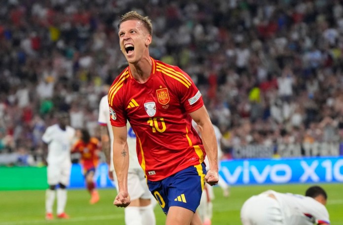 El español Dani Olmo celebra tras anotar el segundo gol de su selección en la semifinal de la Eurocopa ante Francia el martes 9 de julio del 2024. (AP Foto/Manu Fernandez)