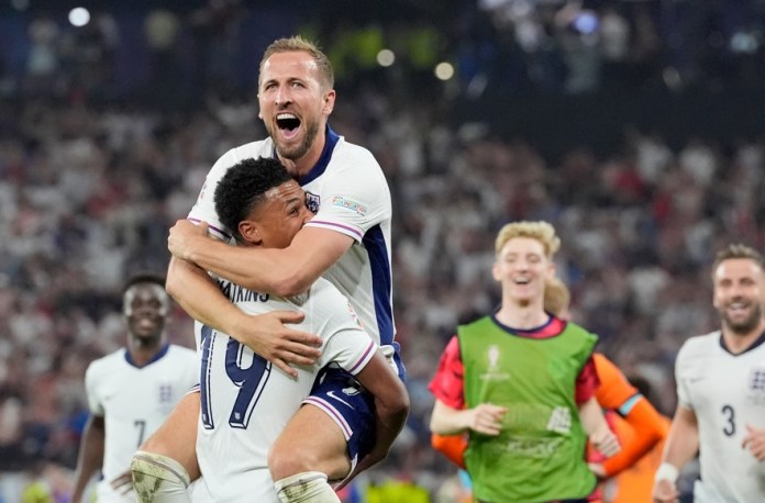 El inglés Harry Kane celebra en los brazos de su compañero Ollie Watkins al final de la semifinal ante Holanda en la Eurocopa el miércoles 10 de julio del 2024. (AP Foto/Martin Meissner)