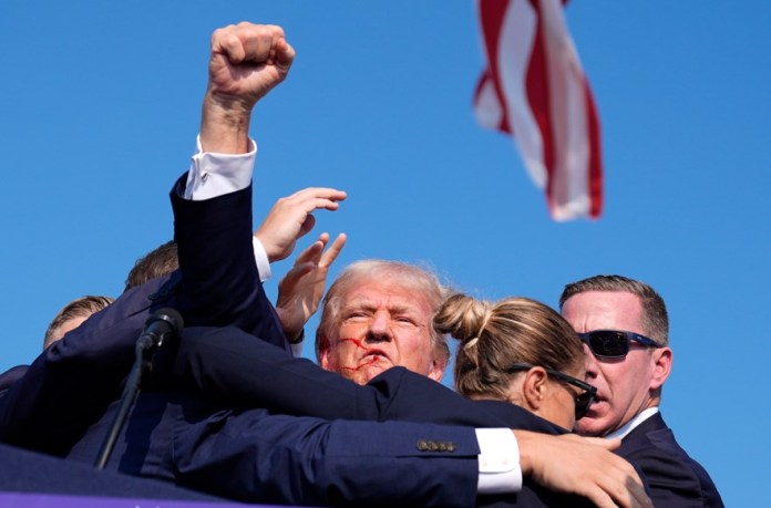 El expresidente Donald Trump es rodeado por agentes del Servicio Secreto de Estados Unidos en un acto de campaña, el sábado 13 de julio de 2024, en Butler, Pensilvania. (AP Foto/Evan Vucci)