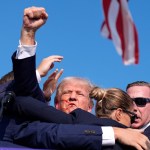 El expresidente Donald Trump es rodeado por agentes del Servicio Secreto de Estados Unidos en un acto de campaña, el sábado 13 de julio de 2024, en Butler, Pensilvania. (AP Foto/Evan Vucci)