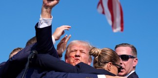 El expresidente Donald Trump es rodeado por agentes del Servicio Secreto de Estados Unidos en un acto de campaña, el sábado 13 de julio de 2024, en Butler, Pensilvania. (AP Foto/Evan Vucci)