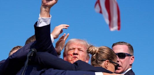 El expresidente Donald Trump es rodeado por agentes del Servicio Secreto de Estados Unidos en un acto de campaña, el sábado 13 de julio de 2024, en Butler, Pensilvania. (AP Foto/Evan Vucci)