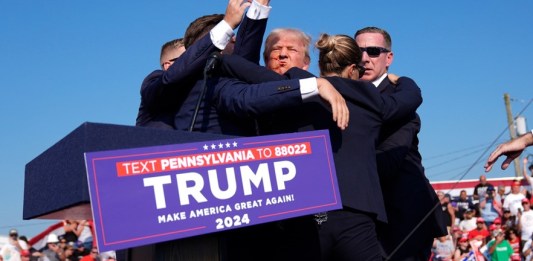 El expresidente Donald Trump es rodeado por agentes del Servicio Secreto de Estados Unidos en un acto de campaña, el sábado 13 de julio de 2024, en Butler, Pensilvania. (AP Foto/Evan Vucci)