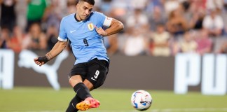 Luis Suárez, de la selección de Uruguay, convierte un penal en la tanda durante el partido por el tercer puesto de la Copa América ante Canadá, el sábado 13 de julio de 2024, en Charlotte, Carolina del Norte (AP Foto/Nell Redmond)