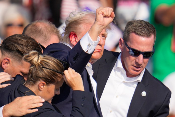 El expresidente Donald Trump, candidato presidencial republicano, es ayudado a bajar del escenario por agentes del Servicio Secreto de Estados Unidos en un evento de campaña en Butler, Pensilvania, el sábado 13 de julio de 2024. (Foto AP/Gene J. Puskar)