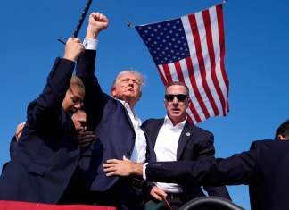 El virtual candidato republicano a la presidencia Donald Trump es rodeado por agentes del Servicio Secreto en un acto de campaña el sábado 13 de julio de 2024 en Butler, Pensilvania. (AP Foto/Evan Vucci)