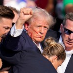 El expresidente Donald Trump, candidato presidencial republicano, es ayudado a bajar del escenario por agentes del Servicio Secreto de Estados Unidos en un evento de campaña en Butler, Pensilvania, el sábado 13 de julio de 2024. (Foto AP/Gene J. Puskar)