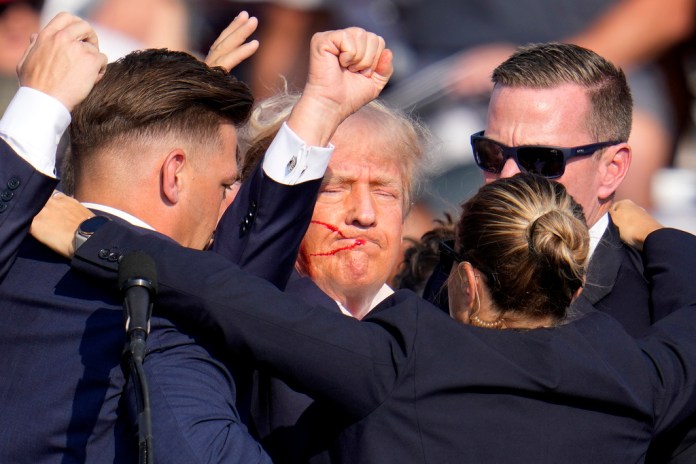 El expresidente Donald Trump, candidato presidencial republicano, es ayudado a bajar del escenario por agentes del Servicio Secreto de Estados Unidos en un evento de campaña en Butler, Pensilvania, el sábado 13 de julio de 2024. (Foto AP/Gene J. Puskar)