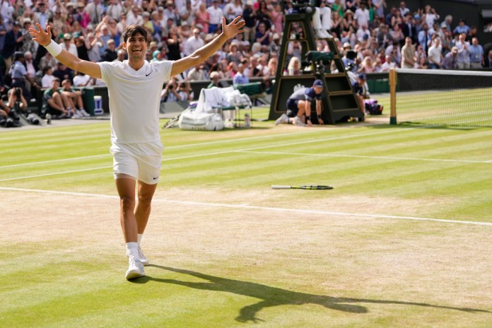 El español Carlos Alcaraz celebra al vencer al serbio Novak Djokovic en la final masculina de Wimbledon el domingo 14 de julio del 2024. (AP Foto/Alberto Pezzali)