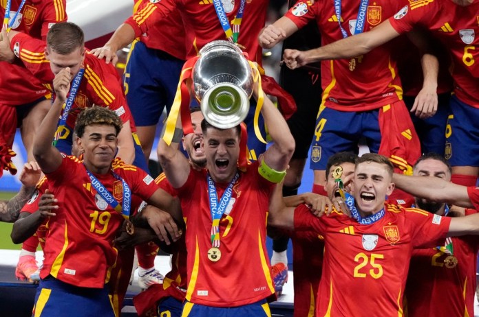 El capitán español Álvaro Morata alza el trofeo de campeones de la Eurocopa tras la victoria 2-1 ante Inglaterra en la final, el domingo 14 de julio d 2024, en Berlín. (AP Foto/Frank Augstein)