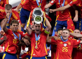 España logra su cuarta Eurocopa al vencer 2-1 a Inglaterra El capitán español Álvaro Morata alza el trofeo de campeones de la Eurocopa tras la victoria 2-1 ante Inglaterra en la final, el domingo 14 de julio d 2024, en Berlín. (AP Foto/Frank Augstein)