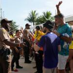 La policía habla con los aficionados fuera del estadio antes del partido final de la Copa América entre Argentina y Colombia en Miami Gardens, Florida, el domingo 14 de julio de 2024. (Foto AP/Lynne Sladky)