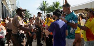 La policía habla con los aficionados fuera del estadio antes del partido final de la Copa América entre Argentina y Colombia en Miami Gardens, Florida, el domingo 14 de julio de 2024. (Foto AP/Lynne Sladky)