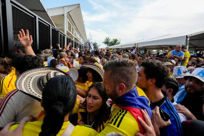 Hinchas aguardan por ingresar a la final de la Copa América entre Argentina y Colombia en Miami Gardens, Florida, el domingo 14 de julio de 2024. (AP Foto/Lynne Sladky)