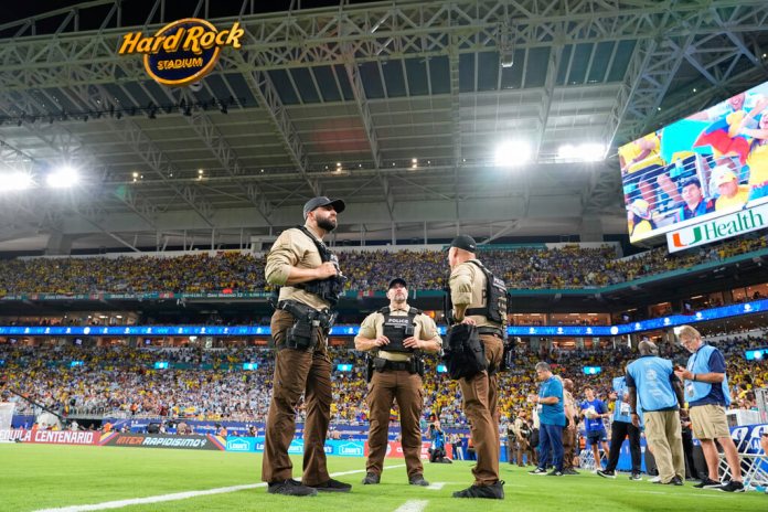 Agentes de policía se encuentran a un costado del campo antes del partido final de la Copa América entre Argentina y Colombia en Miami Gardens, Florida, el domingo 14 de julio de 2024. (Foto AP/Julio Cortez)