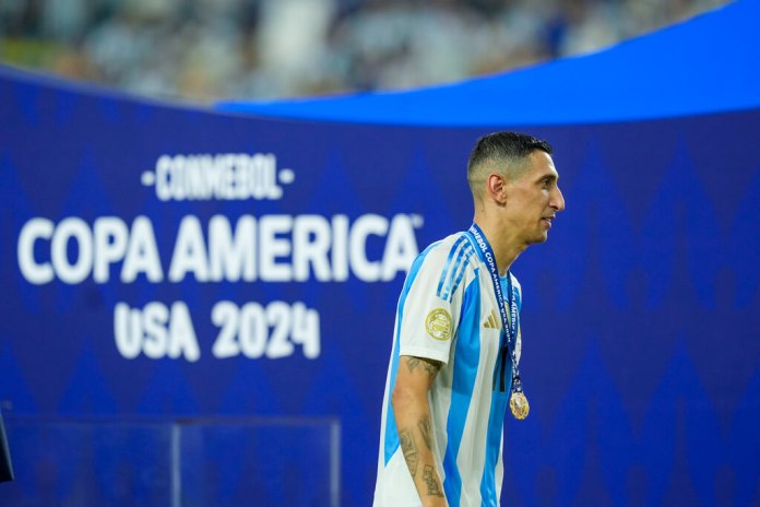 El argentino Ángel Di María camina con su medalla de campeón tras vencer a Colombia en la final de la Copa América en Miami Gardens, Florida, el lunes 15 de julio de 2024. (Foto AP/Rebecca Blackwell)