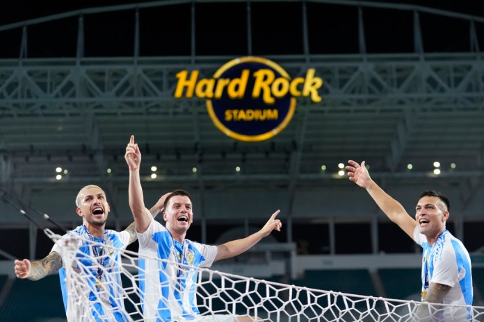 Los jugadores de Argentina celebran tras derrotar a Colombia en la final de la Copa América en Miami Gardens, Florida, el lunes 15 de julio de 2024. (Foto AP/Rebecca Blackwell)