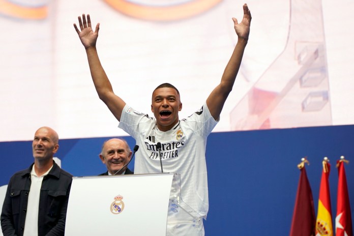 Kylian Mbappé, de Francia, hace un gesto al ser presentado ante los fanáticos como nuevo jugador del Real Madrid en el estadio Santiago Bernabéu en Madrid, el martes 16 de julio de 2024. (Foto AP/Andrea Comas)