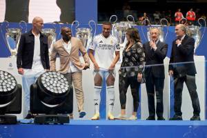 Kylian Mbappé se encuentra con los exjugadores Zinedine Zidane y José Martínez Pirri, además del presidente del Real Madrid, Florentino Pérez. (Foto AP/Andrea Comas)