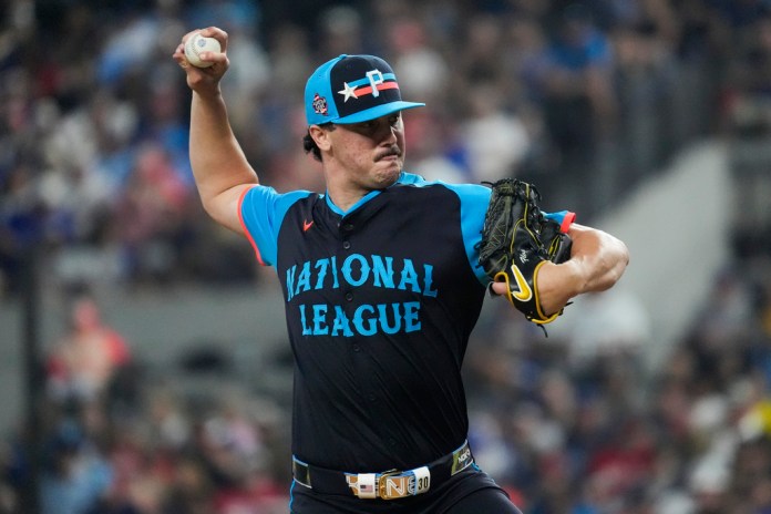 Paul Skenes, de la Liga Nacional, lanza durante el Juego de Estrellas, el martes 16 de julio de 2024, en Arlington, Texas (AP Foto/LM Otero)