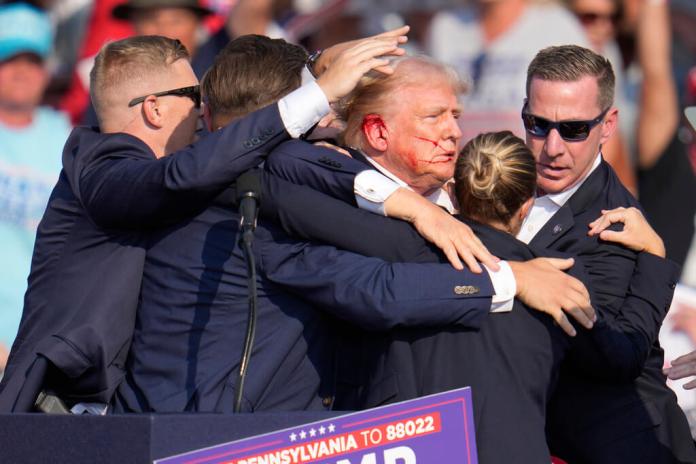 Donald Trump es rodeado por agentes del Servicio Secreto de Estados Unidos, el sábado 13 de julio de 2024. (Foto AP/Gene J. Puskar)