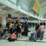 La gente se reúne alrededor del mostrador de facturación de Porter Airlines en el Aeropuerto Internacional Pearson de Toronto. (Chris Young/The Canadian Press vía AP)