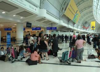 La gente se reúne alrededor del mostrador de facturación de Porter Airlines en el Aeropuerto Internacional Pearson de Toronto. (Chris Young/The Canadian Press vía AP)