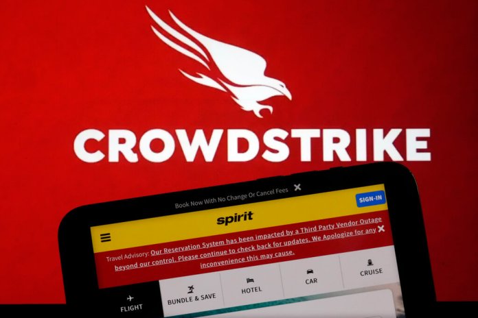 El logotipo de CrowdStrike y la página web de Spirit Airlines. (Foto AP/Richard Drew)