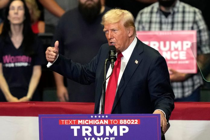 El candidato presidencial republicano y expresidente Donald Trump habla en un evento de campaña con el candidato a vicepresidente republicano, el senador J. D. Vance, republicano por Ohio, el sábado 20 de julio de 2024, en el Van Andel Arena en Grand Rapids, Michigan. (Foto AP/Carlos Osorio)