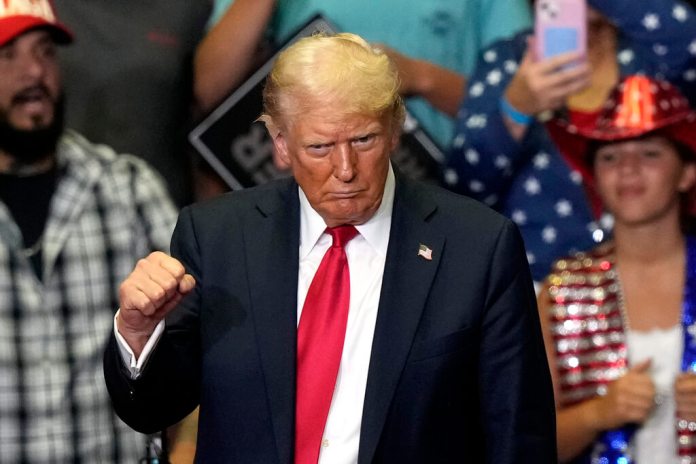 El candidato presidencial republicano y expresidente Donald Trump se retira de un evento de campaña con el candidato a vicepresidente republicano, el senador J.D. Vance, republicano por Ohio, el sábado 20 de julio de 2024, en el Van Andel Arena en Grand Rapids, Michigan. (Foto AP/Carlos Osorio)