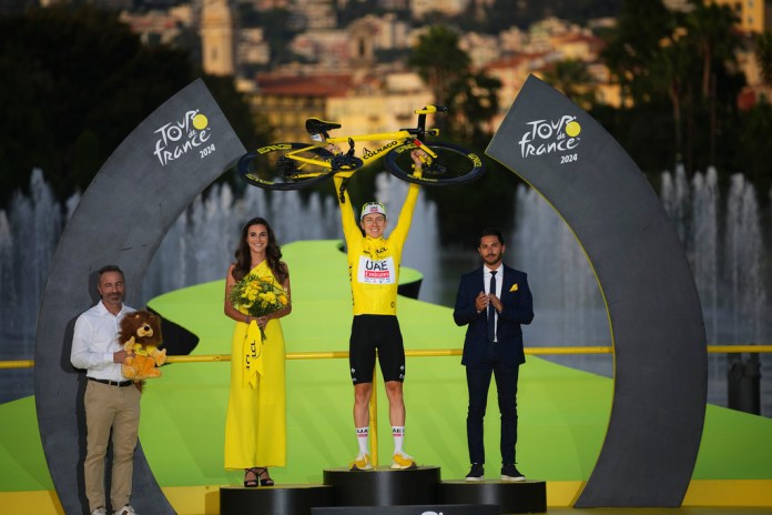 El ganador del Tour de Francia, el esloveno Tadej Pogacar, (Foto AP/Daniel Cole)