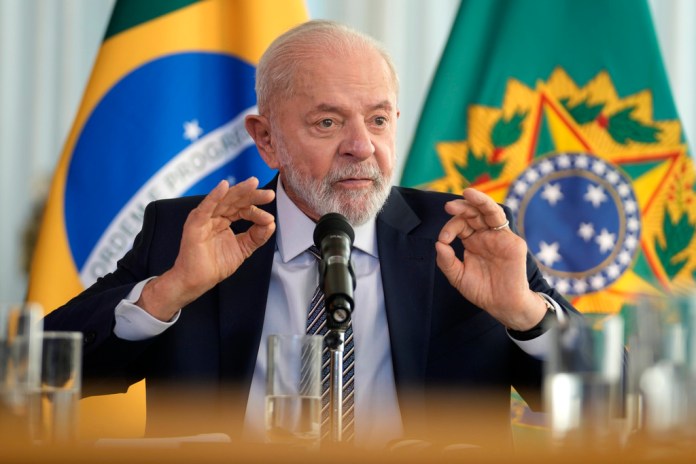 El presidente brasileño Luiz Inacio Lula da Silva ofrece una conferencia de prensa en su residencia oficial, Palacio de la Alvorada, en Brasilia, Brasil, el lunes 22 de julio de 2024. (AP Foto/Eraldo Peres)