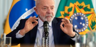 El presidente brasileño Luiz Inacio Lula da Silva ofrece una conferencia de prensa en su residencia oficial, Palacio de la Alvorada, en Brasilia, Brasil, el lunes 22 de julio de 2024. (AP Foto/Eraldo Peres)