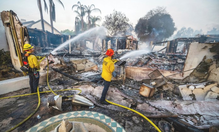 Bomberos apagan las llamas en la vivienda de Noel Piri que fue destrozada por un incendio en Riverside, California, el domingo 21 de julio de 2024. (Terry Pierson/The Orange County Register vía AP)