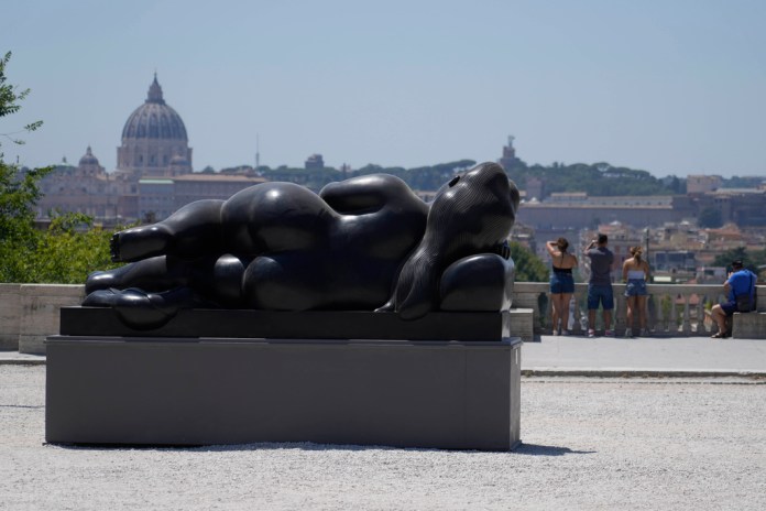 La escultura "Mujer tumbada", de Fernando Botero, en el mirador de Pincio, en Roma, el 19 de julio de 2024. Las calles y plazas de Roma son un vibrante lienzo para las exuberantes esculturas de Botero, convirtiendo la ciudad en un museo al aire libre para las voluminosas formas creadas por el colombiano. (AP Foto/Gregorio Borgia)