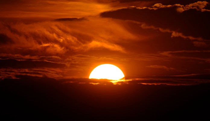 El sol del atardecer ilumina las nubes sobre las Montañas Rocosas tras el tercer día consecutivo de récord de temperaturas, el 14 de julio de 2024, en Denver. (AP Foto/David Zalubowski)
