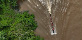 Migrantes viajan en una embarcación hacia Lajas Blancas, Panamá, el 28 de junio de 2024, tras cruzar a pie el Tapón del Darién desde Colombia. (AP Foto/Matías Delacroix)