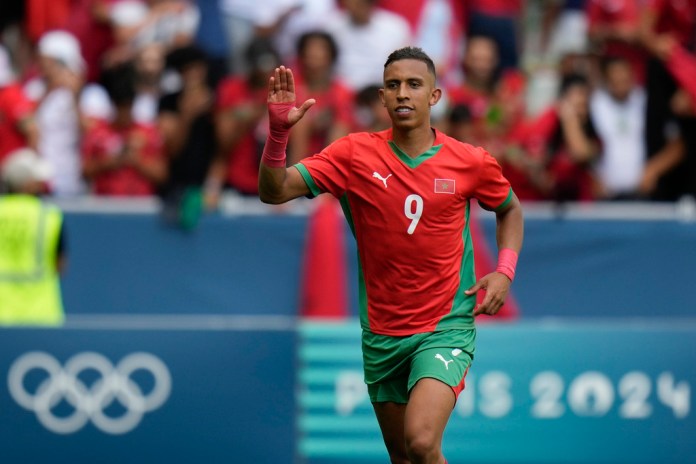 El delantero Soufiane Rahimi de Marruecos celebra tras anotar de penal ante Argentina 2024. (AP Foto/Silvia Izquierdo)