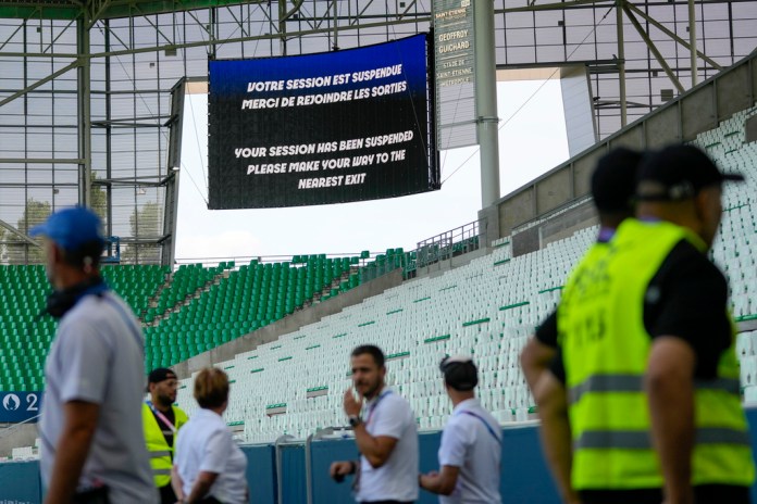 La pantalla de video anuncia que el partido entre Argentina y Marruecos en el fútbol masculino de los Juegos Olímpicos (AP Foto/Silvia Izquierdo)