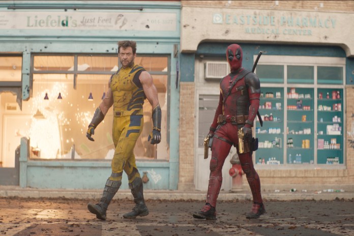 Esta imagen proporcionada por 20th Century Studios/Marvel Studios muestra a Hugh Jackman como Wolverine/Logan, izquierda, y Ryan Reynolds como Deadpool/Wade Wilson en una escena de 