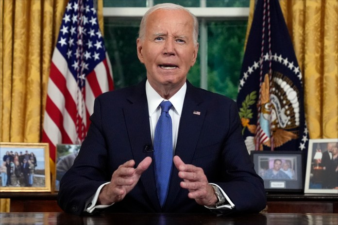 El presidente Joe Biden se dirige a la nación desde el Despacho Oval de la Casa Blanca en Washington, el miércoles 24 de julio de 2024, para hablar sobre su decisión de abandonar la contienda electoral. (Foto AP/Evan Vucci)