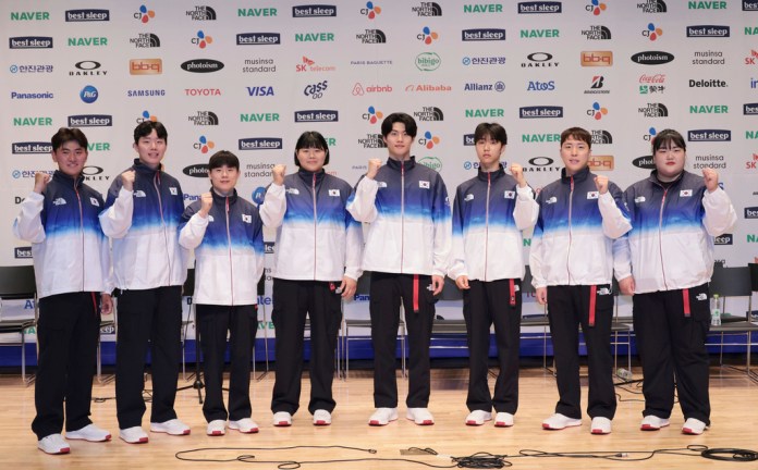 Miembros del equipo nacional de Corea del Sur visten uniformes para la ceremonia de entrega de medallas de los Juegos Olímpicos de París 2024 durante un día de prensa en el Centro Nacional de Entrenamiento de Corea en Jincheon, Corea del Sur, el 26 de junio de 2024. (Kim In-cheul/Yonhap vía AP)