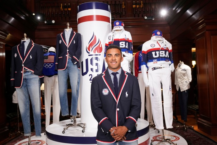 ARCHIVO - El atleta olímpico de carreras de BMX, Kamren Larsen, modela el uniforme de la ceremonia de apertura de los Juegos Olímpicos de París del equipo de Estados Unidos en la sede de Ralph Lauren el lunes 17 de junio de 2024 en Nueva York. (Foto Charles Sykes/Invision/AP, archivo)