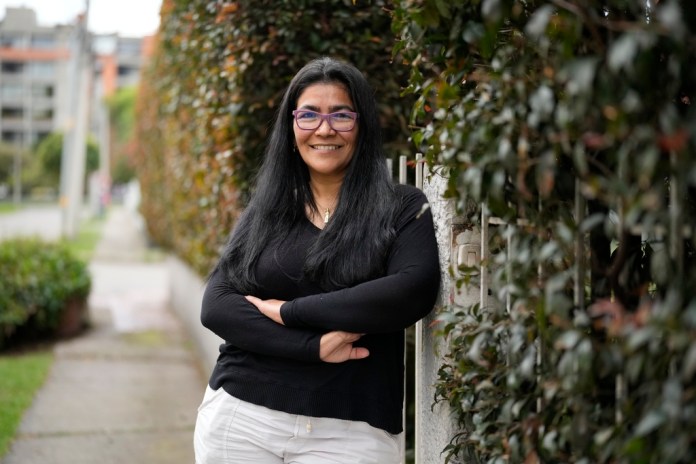 La venezolana Ana Isabel Gómez posa para un retrato en Bogotá, Colombia, el miércoles 17 de julio de 2024. Gómez dice que decidió emigrar en 2014 después de sentir que su seguridad y la de su familia estaba en riesgo. (AP Foto/Fernando Vergara)