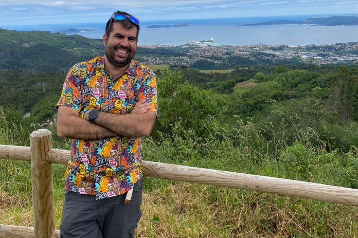 El venezolano Jacobo Alonso Sequeiros posa para una foto en Vigo, en el norte de España, el domingo 9 de junio de 2024. Sequeiros dejó Venezuela en 2012, cuando Hugo Chávez aún era presidente. (Foto de cortesía de Jacobo Alonso Sequeiros, vía AP)