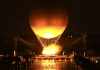 El fuego olímpico es colgado en un globo aerostático tras ser encendido durante la ceremonia de inauguración de los Juegos Olímpicos de París, el viernes 26 de julio de 2024. (AP Foto/Rebecca Blackwell)