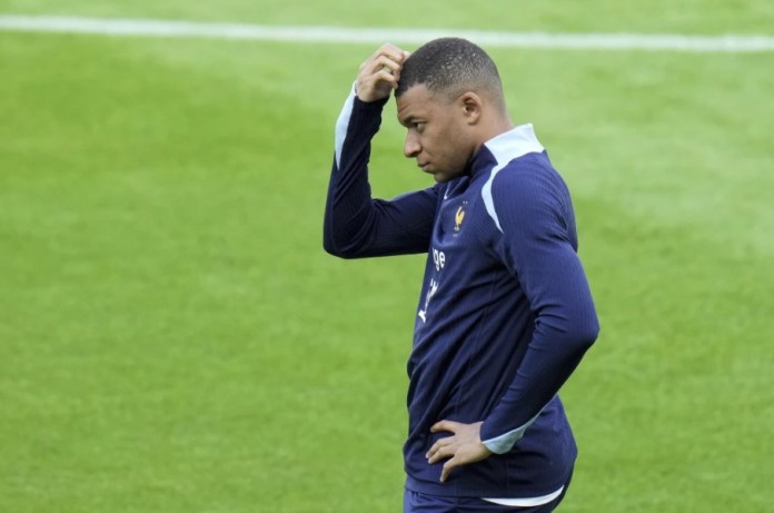 El francés Kylian Mbappé realiza un gesto durante la sesión de entrenamientos en Paderborn, Alemania, el jueves 13 de junio de 2024. (AP Foto/Hassan Ammar)