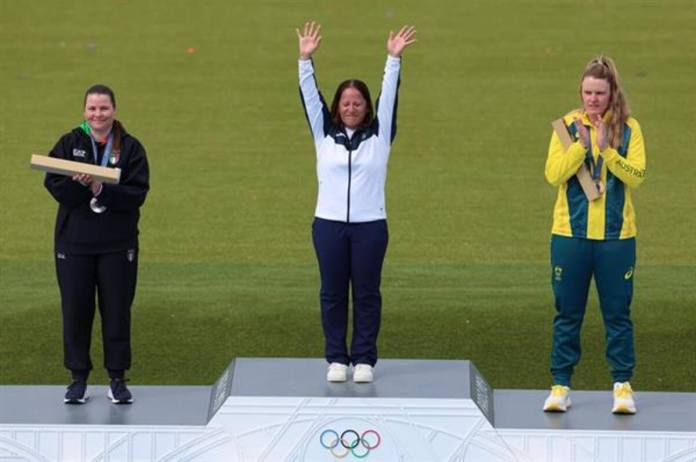 (De izq. a der.) La medallista de plata Silvana Maria Stanco de Italia, la medallista de oro Adriana Ruano Oliva de Guatemala y la medallista de bronce Penny Smith de Australia durante la ceremonia de entrega de medallas de la final de tiro al plato femenino de las competiciones de tiro en los Juegos Olímpicos de París 2024 en el centro de tiro de Chateauroux, Francia, el 31 de julio de 2024. (Francia, Italia) EFE/EPA/VASSIL DONEV