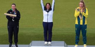 (De izq. a der.) La medallista de plata Silvana Maria Stanco de Italia, la medallista de oro Adriana Ruano Oliva de Guatemala y la medallista de bronce Penny Smith de Australia durante la ceremonia de entrega de medallas de la final de tiro al plato femenino de las competiciones de tiro en los Juegos Olímpicos de París 2024 en el centro de tiro de Chateauroux, Francia, el 31 de julio de 2024. (Francia, Italia) EFE/EPA/VASSIL DONEV